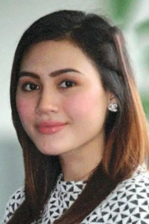 Erin Malek interpretando a Ely