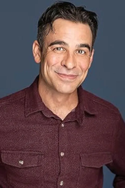 Ernest Curcio interpretando a Rafael Garza