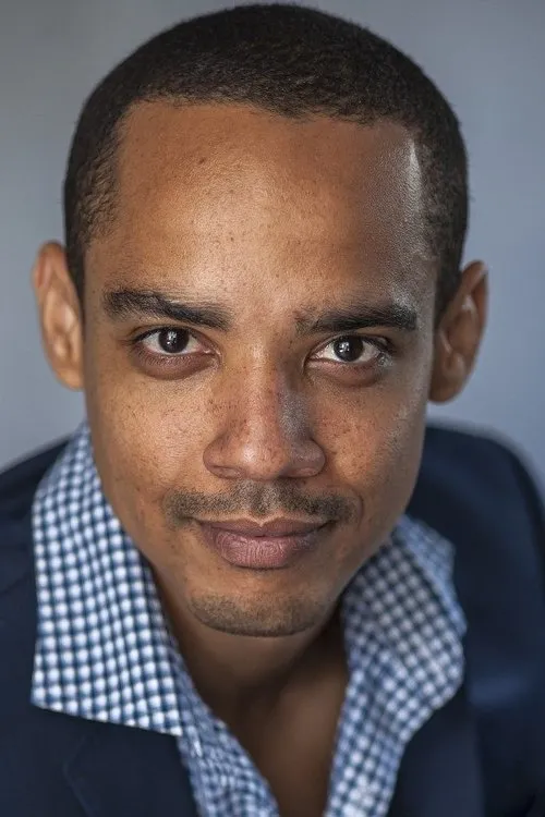 Ernest Napoleon interpretando a Dr. Lewis Burger