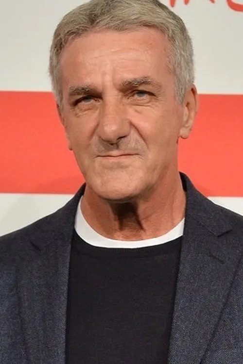 Ernesto Fioretti interpretando a Restaurateur