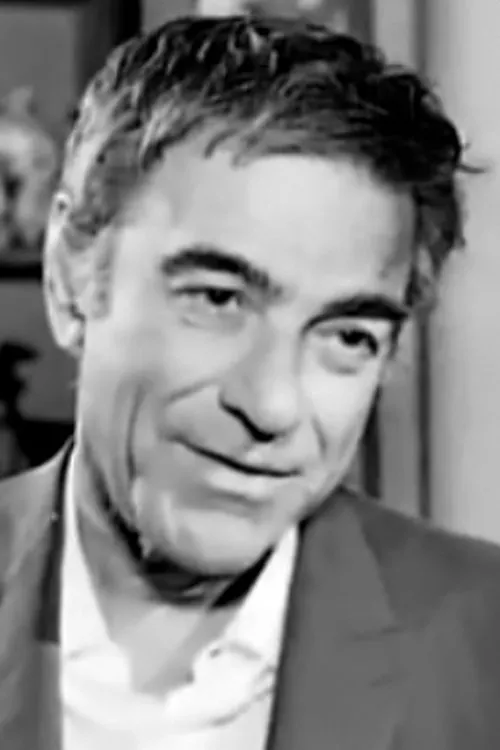 Errikos Kontarinis interpretando a police commander