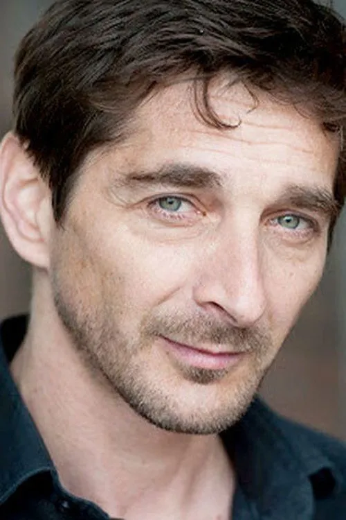 Erwan Creignou interpretando a le livreur magasinier