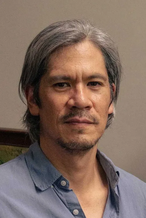 Erwin Romulo interpretando a Himself