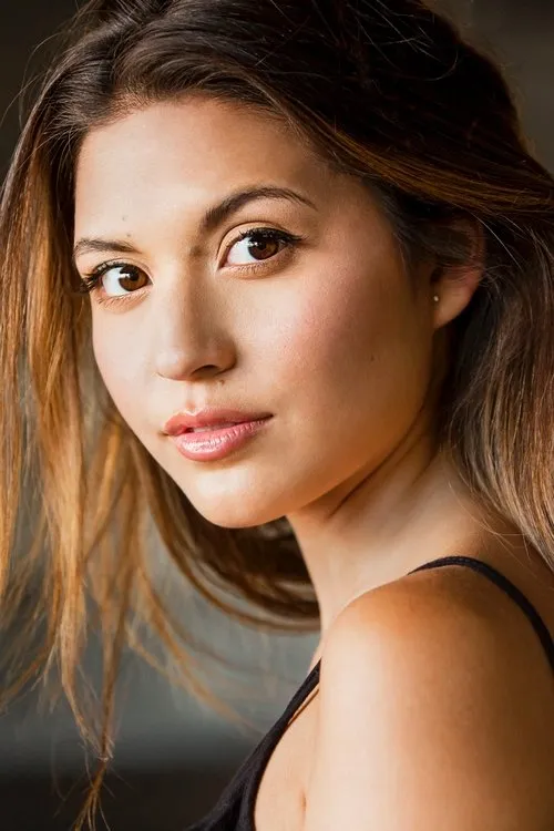 Eryn Nicole Pablico interpretando a Elizabeth