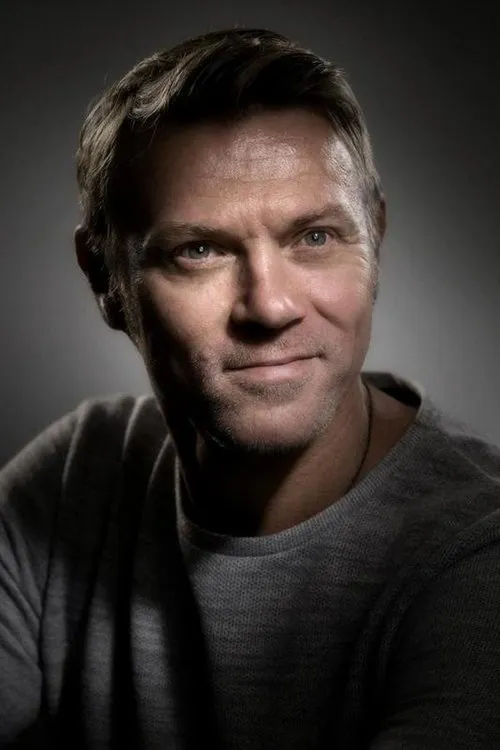 Esa Latva-Äijö interpretando a Raimo Hakala