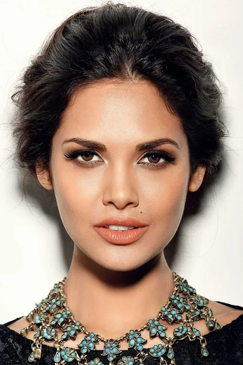 Esha Gupta interpretando a Shruti