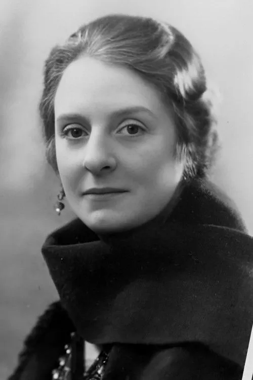 Esme Church interpretando a Mrs. Erroll