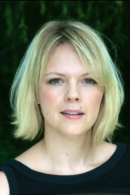 Esme Folley interpretando a Hotel Receptionist