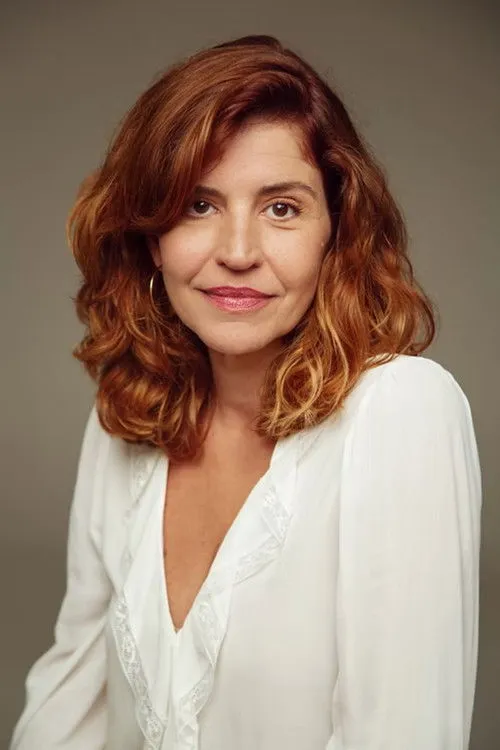 Esperança Motta interpretando a Herself