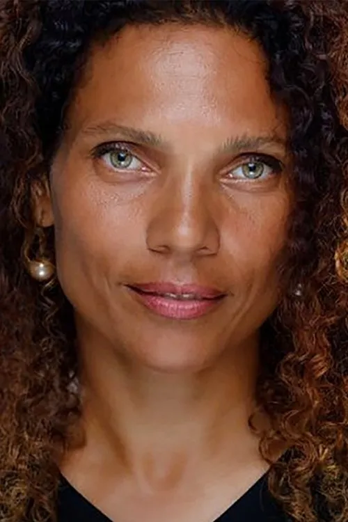 Esperanza Copini interpretando a Sara (Voice)