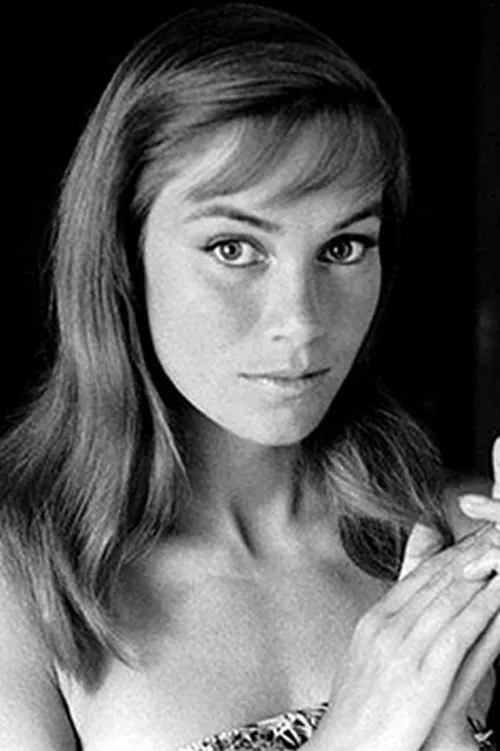 Estella Blain interpretando a Confidente d'Yvette