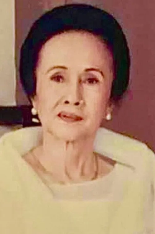 Ester Chavez interpretando a Sun Lee