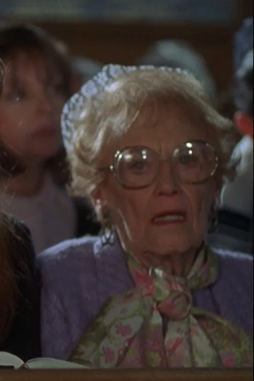 Esther Wurmfeld interpretando a Grandma Esther