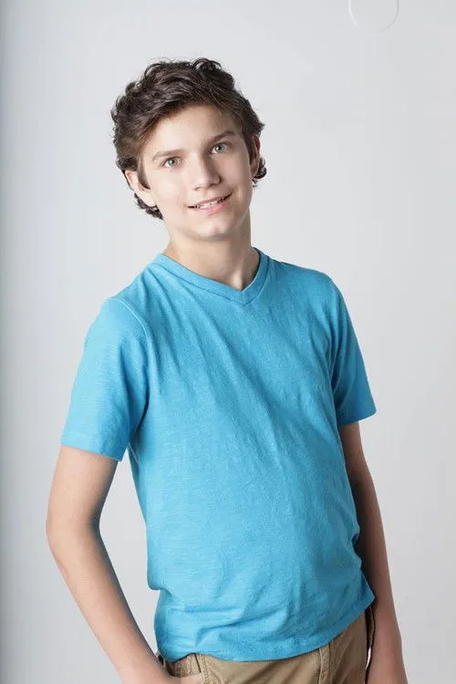 Ethan Boucher interpretando a Bradley McDowell