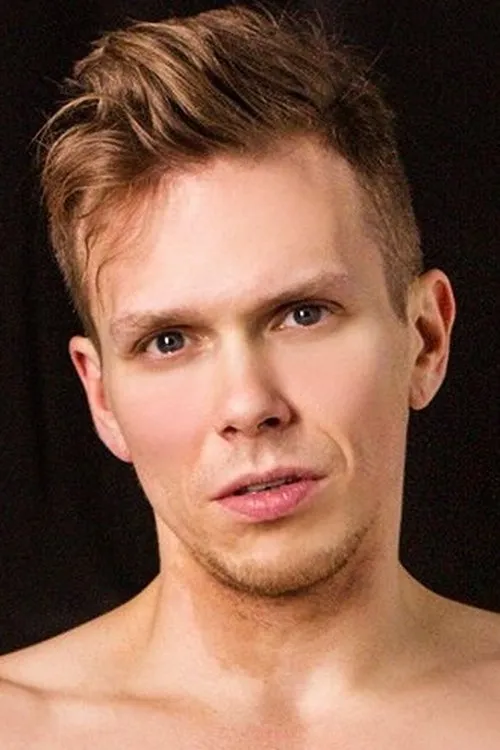 Ethan Chase interpretando a 