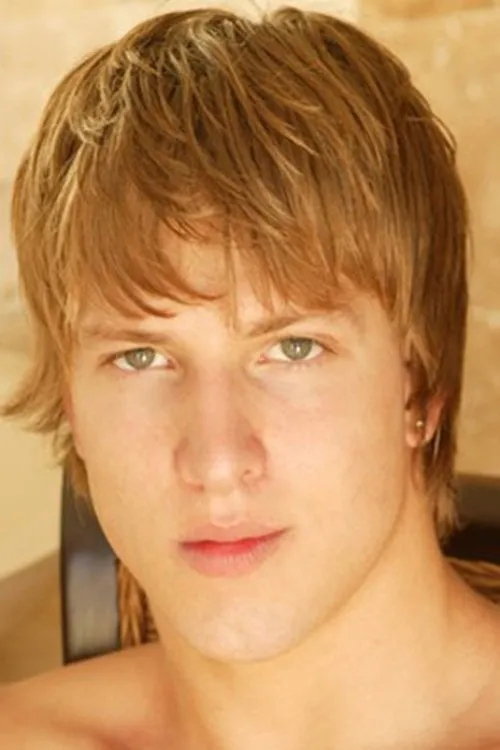 Ethan Clarke interpretando a 