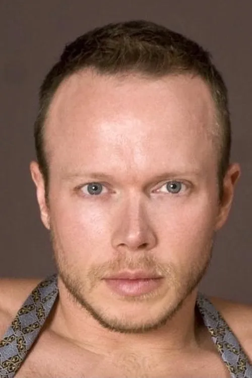 Ethan Hudson interpretando a 