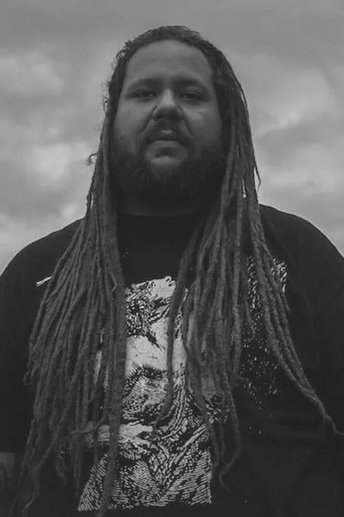 Ethan McCarthy interpretando a Self