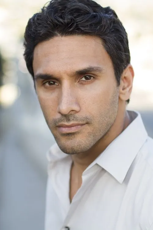 Ethan Rains interpretando a Samir