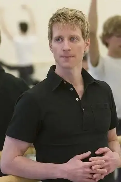 Ethan Stiefel interpretando a Cooper Nielsen