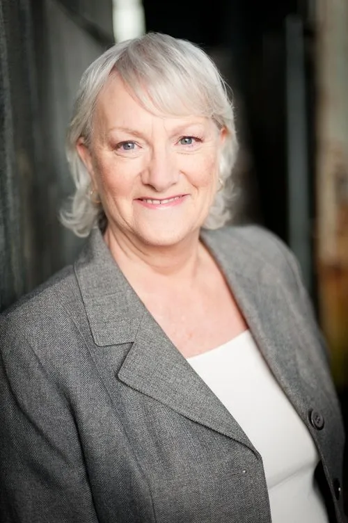 Ian Farthing ha trabajado con Ethel Pitchford en 1 ocasiones