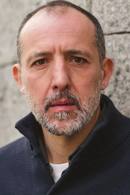Ettore Distasio interpretando a Uomo del piano