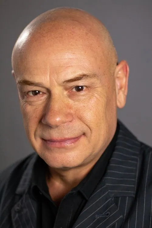 Eugene Alper interpretando a Soldier