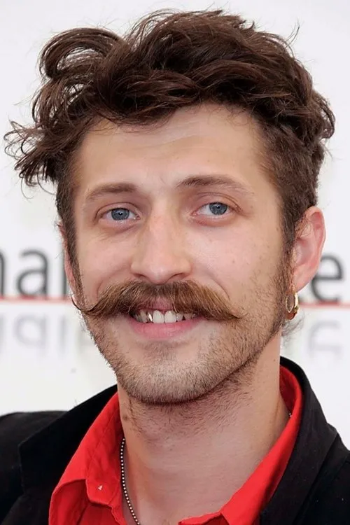 Eugene Hutz interpretando a Himself