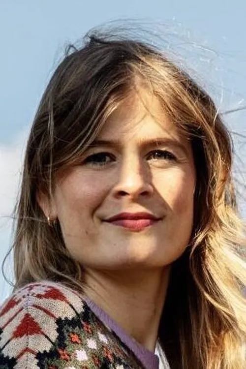 Eva De Roo — personaje: Self - Host