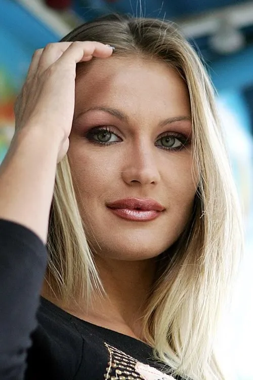 Éva Henger interpretando a Angelica