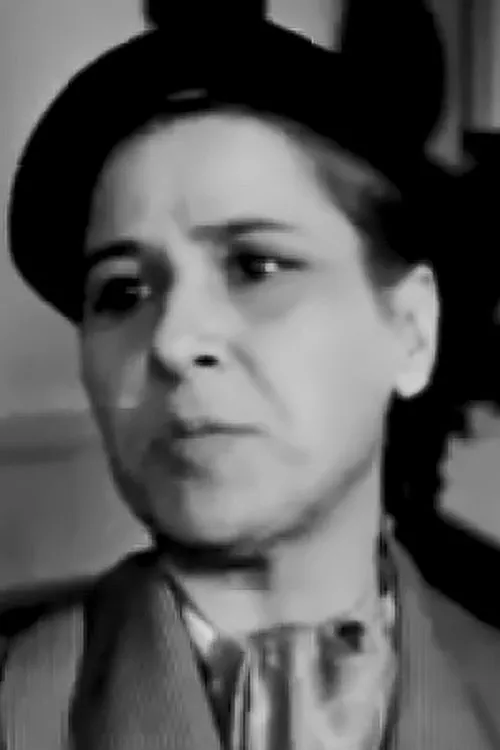 Eva Koukouli interpretando a Thomas' wife