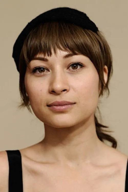 Eva Mah interpretando a Taylor