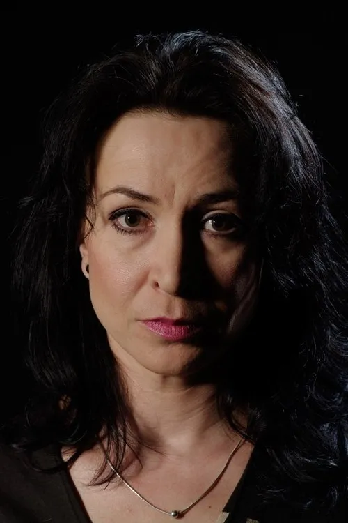 Eva Püssa interpretando a Dame