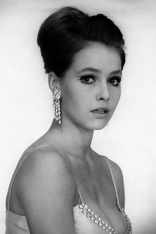 Eva Renzi interpretando a Samantha Steel