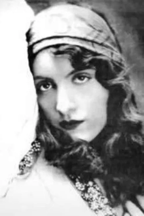 Eva Schnoor interpretando a Helena