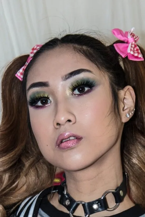 Eva Yi interpretando a 