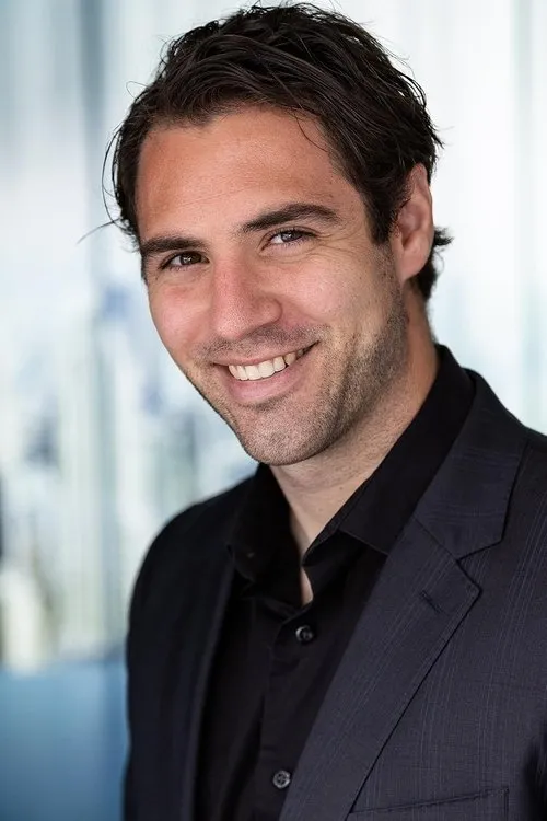 Evan Camacho interpretando a Funeral Director / Todd / Gas Mask / Buffalo / Nurse / Horse / Monkey / Doorman / Clown