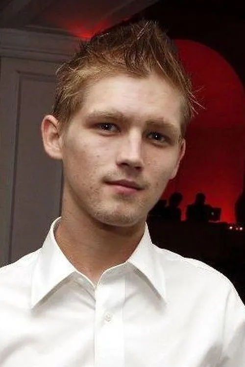 Evan Ellingson interpretando a Roy Naybor