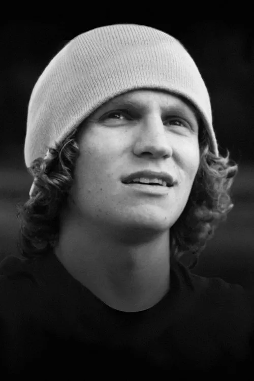 Evan Garcia interpretando a Self