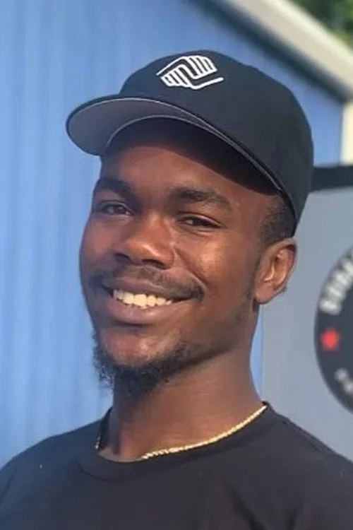 Evan Holyfield interpretando a Self