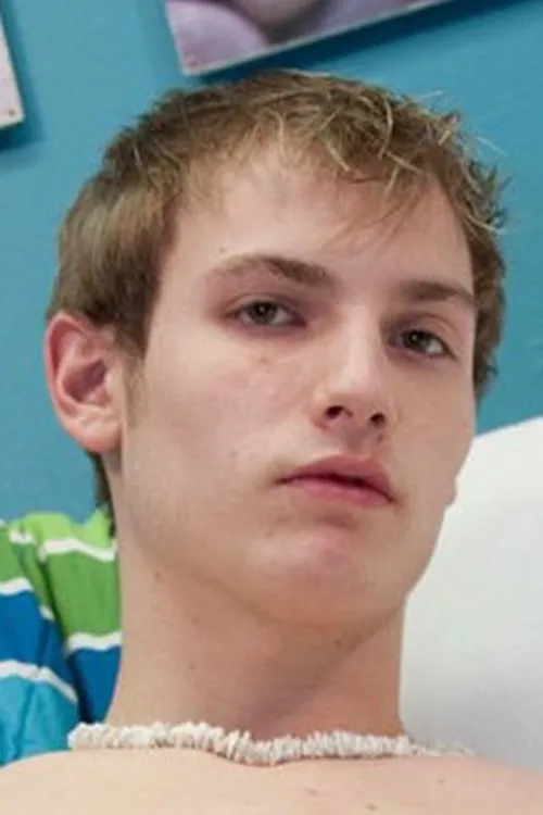 Evan James interpretando a 