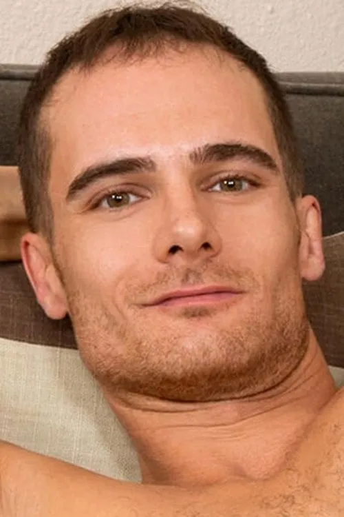 Evan Marco interpretando a 