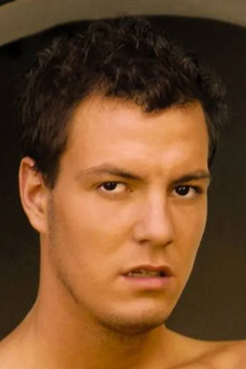 Evan Rochelle interpretando a 