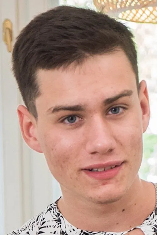 Evan Ryker interpretando a 