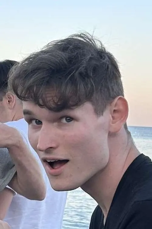 Evan Stanbridge interpretando a Guard #2