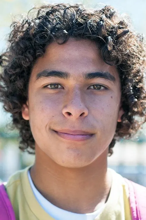 Evan Wasser interpretando a Antonio