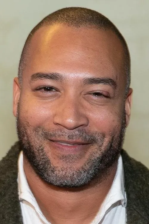 Everon Jackson Hooi interpretando a Chris