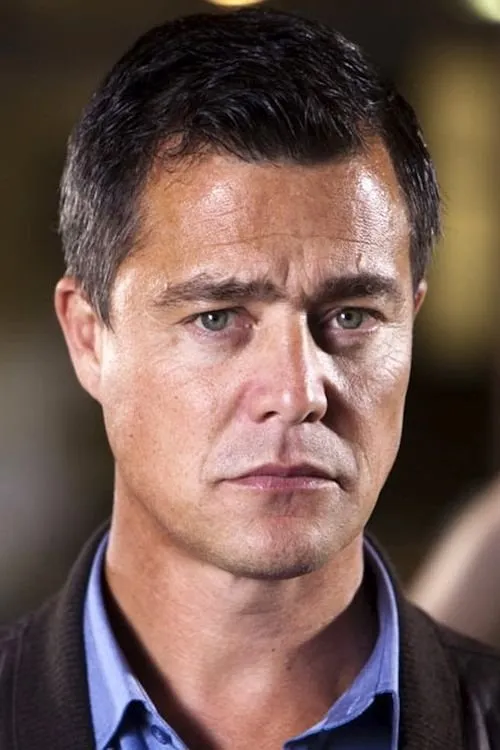 Evert McQueen interpretando a Jim