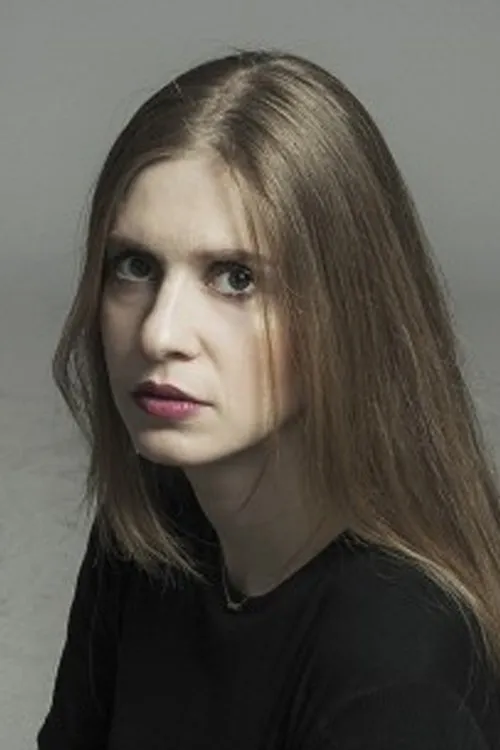 Evi Dovelou interpretando a 