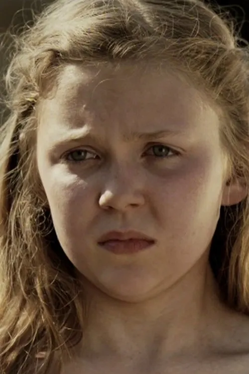 Evie Duncan interpretando a Emily